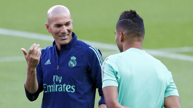 Zinedine Zidane and Casemiro on Tuesday in Paris.