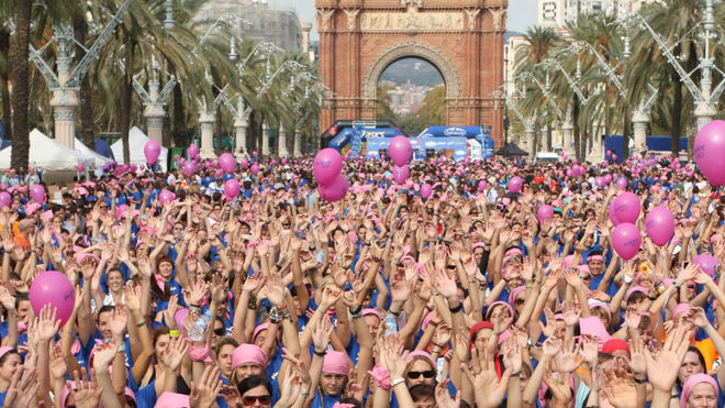Miles de mujeres, en la salida de la carrera de la Mujer en Barcelona
