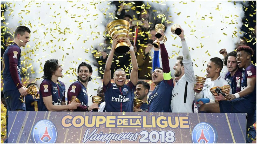 Mbapp levanta la Copa de la Liga ganada por el PSG en 2018.