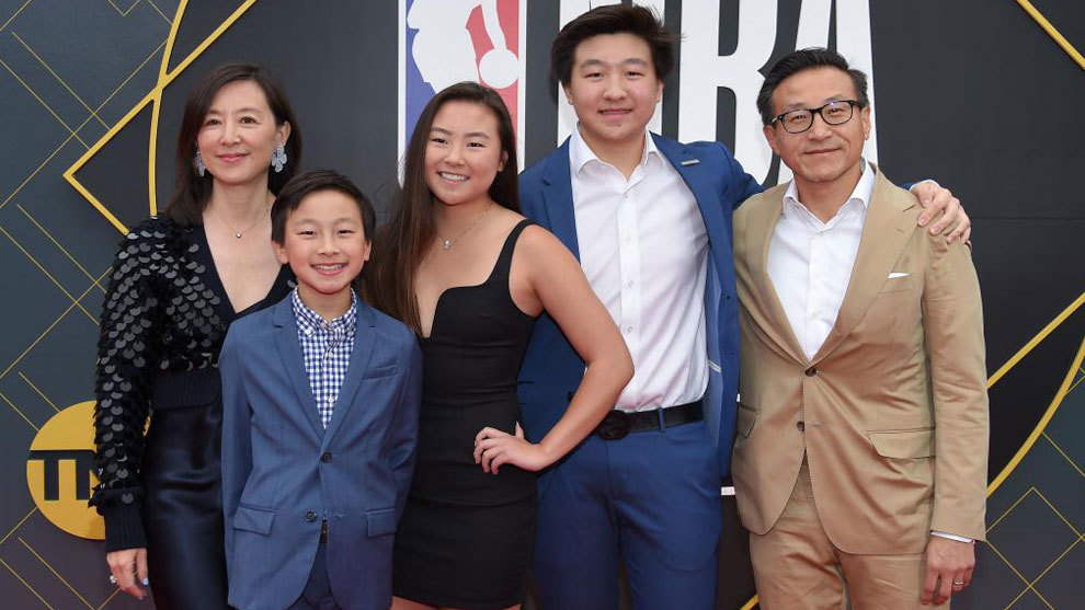 Joe Tsai junto a su familia en los premios de la NBA 2019 en Barker...