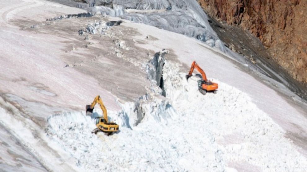 Las mquinas trabajando hace algunos das en el glaciar