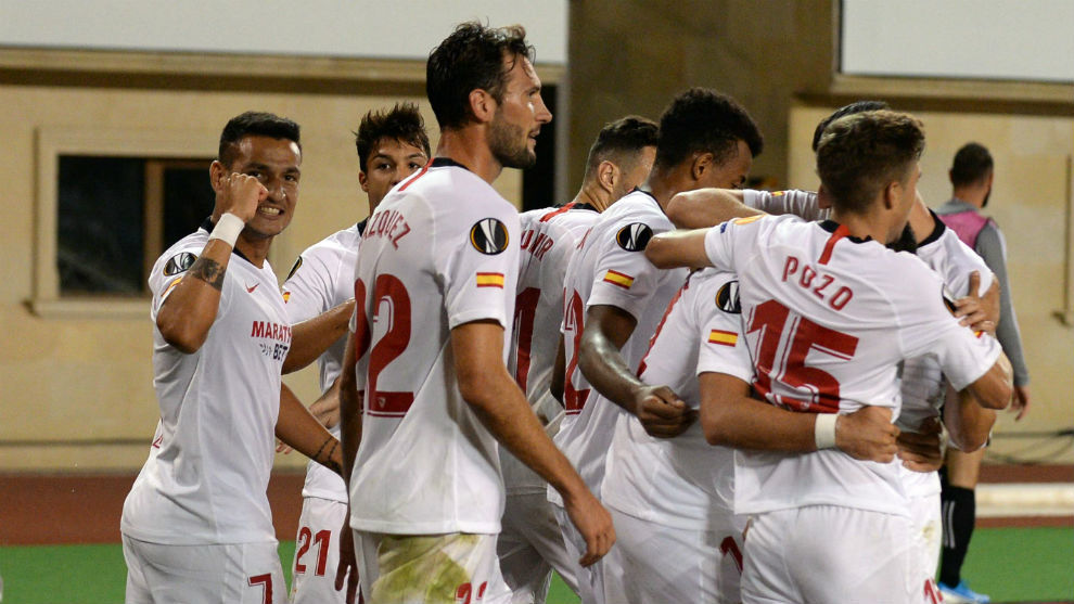 Los jugadores del Sevilla celebran la victoria conseguida ante el...