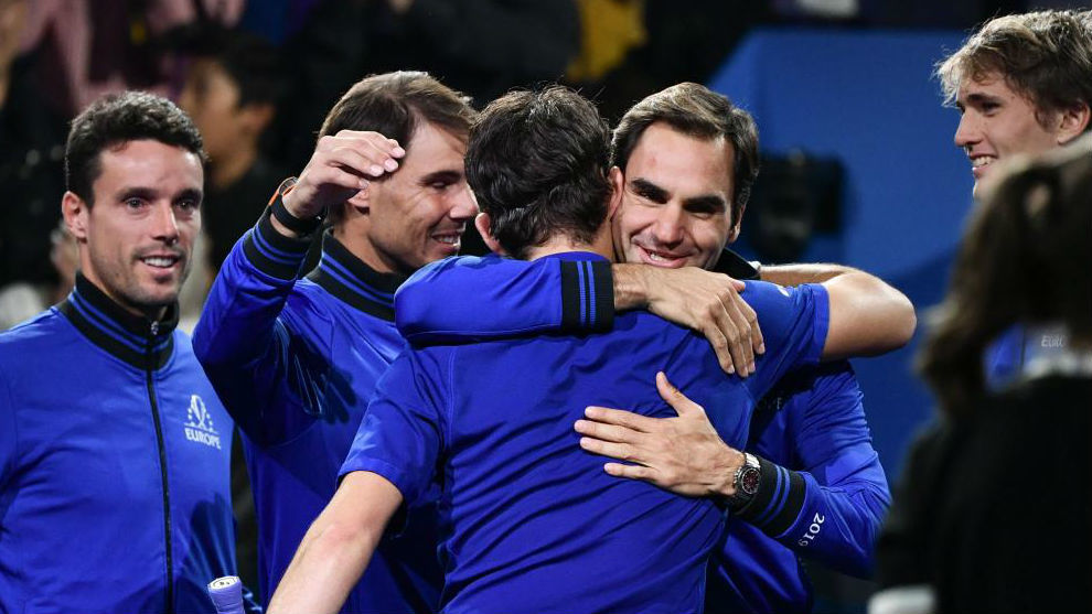 Thiem se abraza con Federer a la conclusin de su partido