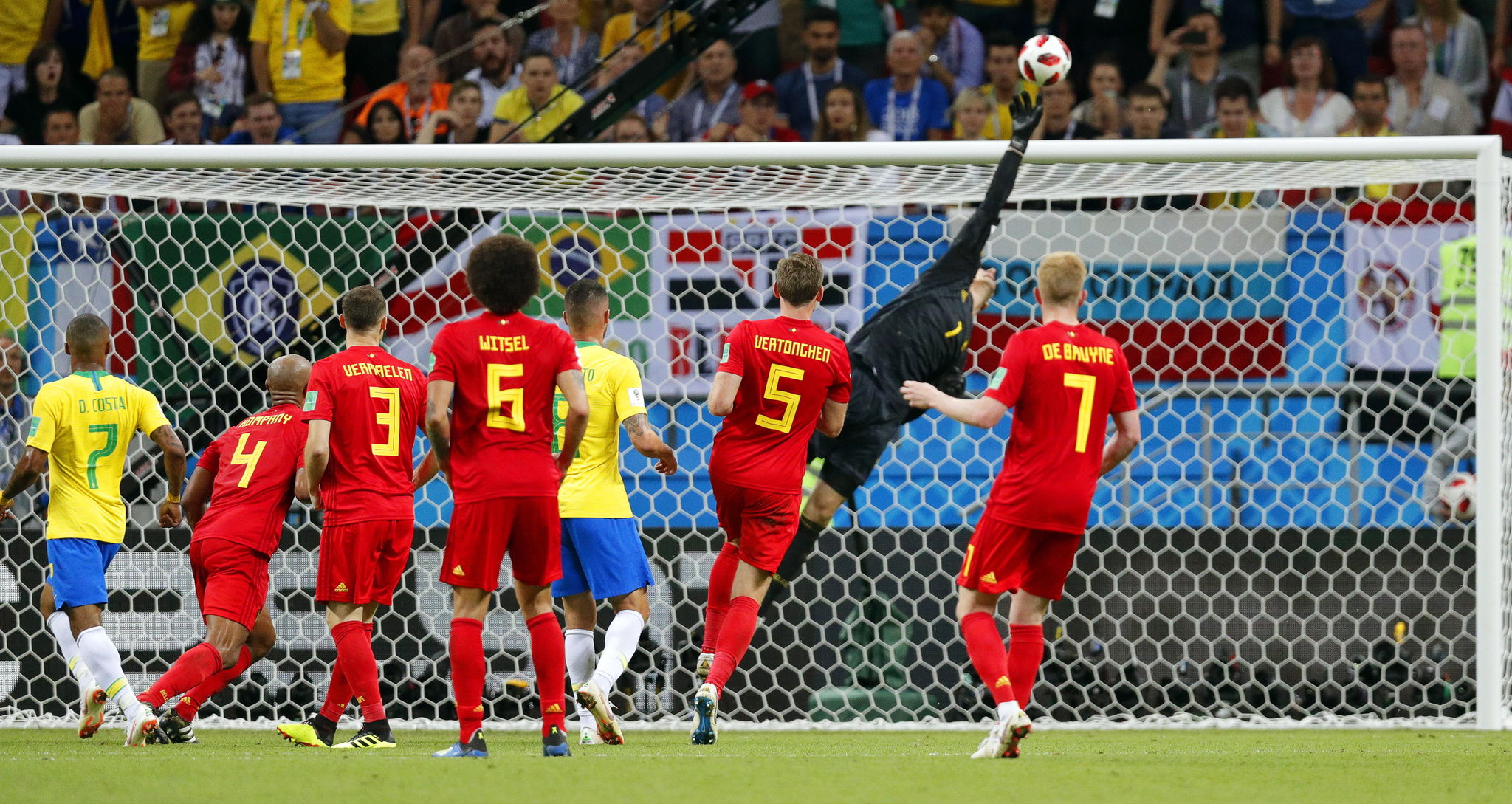 Kazan (Russian Federation), 06/07/2018.- Belgiums goalkeeper Thibaut <HIT>Courtois</HIT> (2-R) in action during the FIFA World Cup 2018 quarter final soccer match between Brazil and Belgium in Kazan, Russia, 06 July 2018. Belgium won 2-1. (RESTRICTIONS APPLY: Editorial Use Only, not used in association with any commercial entity - Images must not be used in any form of alert service or push service of any kind including via mobile alert services, downloads to mobile devices or MMS messaging - Images must appear as still images and must not emulate match action video footage - No alteration is made to, and no text or image is superimposed over, any published image which: (a) intentionally obscures or removes a sponsor identification image; or (b) adds or overlays the commercial identification of any third party which is not officially associated with the FIFA World Cup) (Mundial de Ftbol, <HIT>Blgica</HIT>, Brasil, Rusia) EFE/EPA/ROBERT GHEMENT EDITORIAL USE ONLY