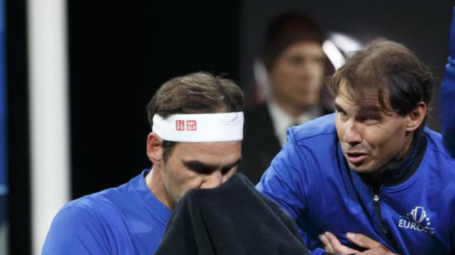 Rafa Nadal aconseja a Roger Federer en los descansos de la Laver Cup