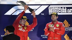 Leclerc, recogiendo el trofeo de segundo clasificado en Singapur.
