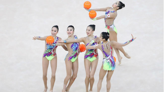 El conjunto japones,durante su ejercicio de cinco pelotas