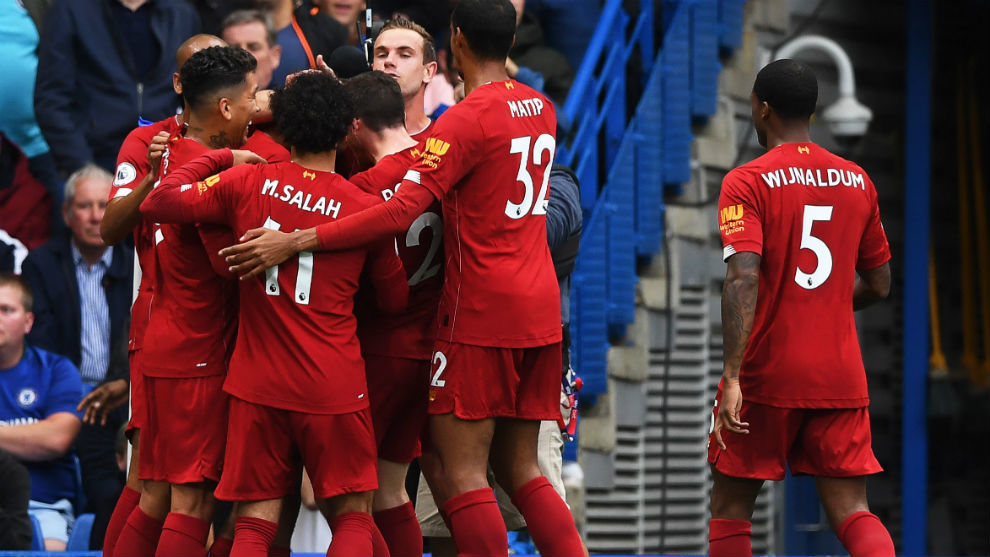 Los jugadores del Liverpool celebran el gol de Alexnader-Arnold (20).