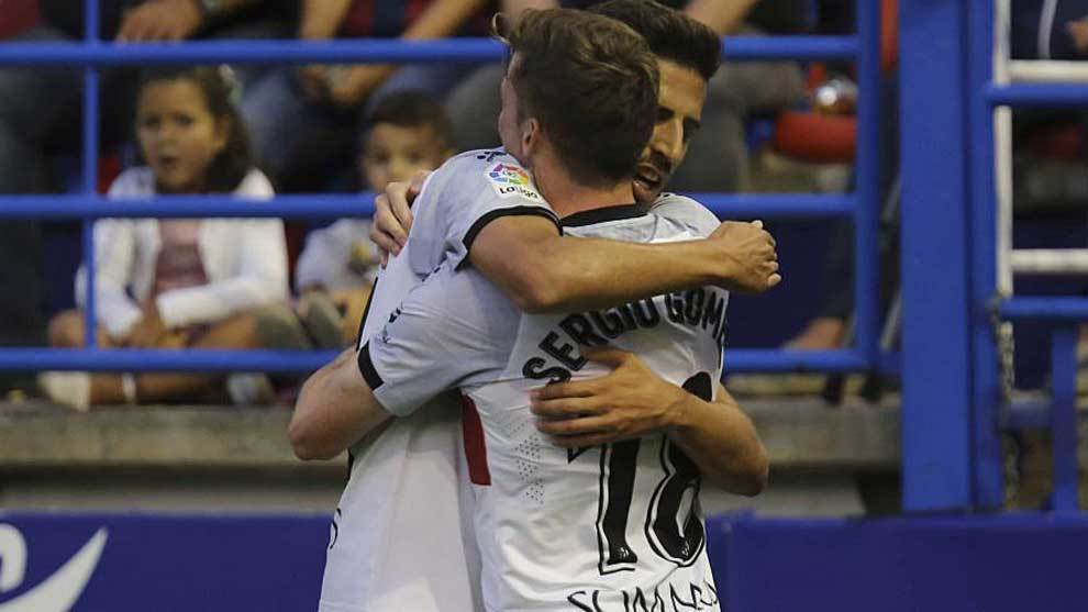 Juan Carlos Real se abraza con Sergio Gmez para celebrar el gol  del...