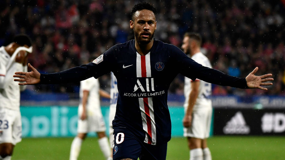 Neymar (27) celebra su gol al Lyon.