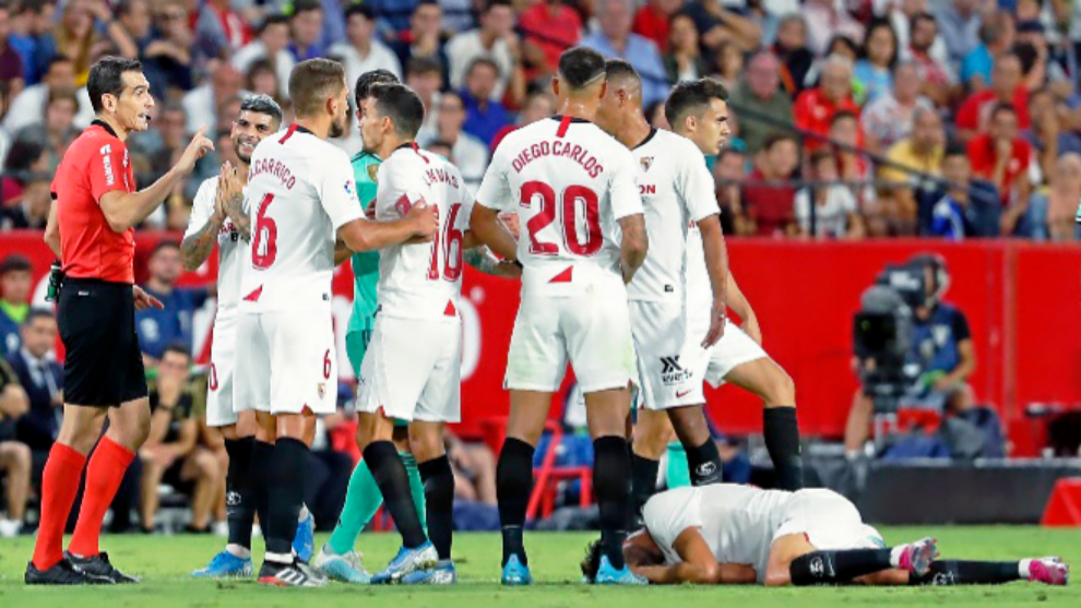 Los jugadores del Sevilla protestan al rbitro.