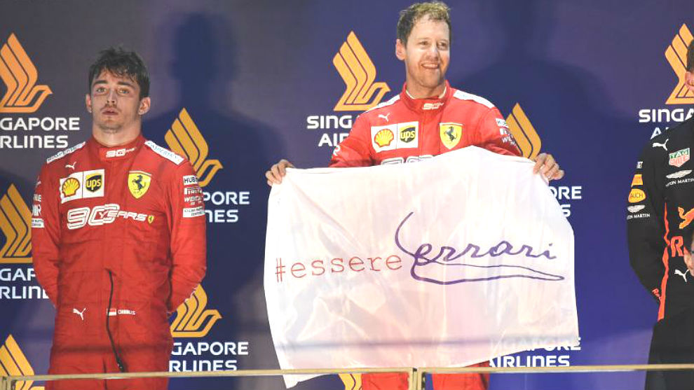 Vettel, con la bandera de &quot;ser Ferrari&quot; en el podio de Singapur.