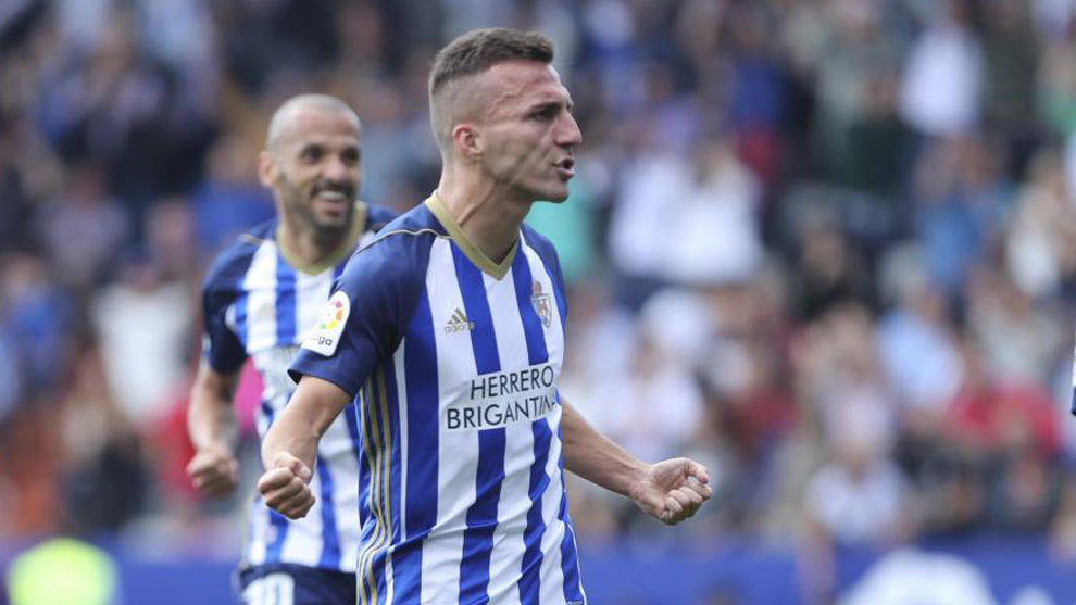 Pablo Valcarce celebra su gol ante el Oviedo.