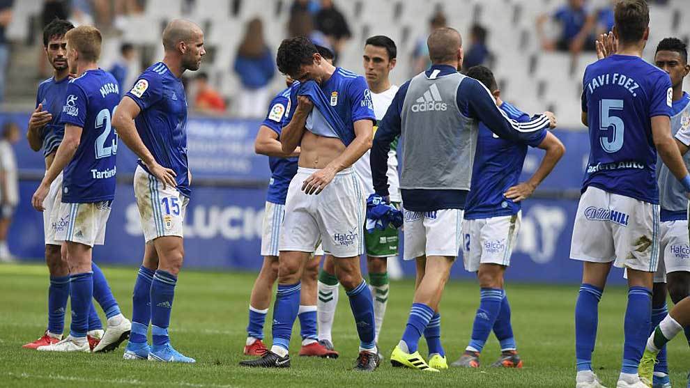Los jugadores del Oviedo, desolados tras una derrota en el Carlos...