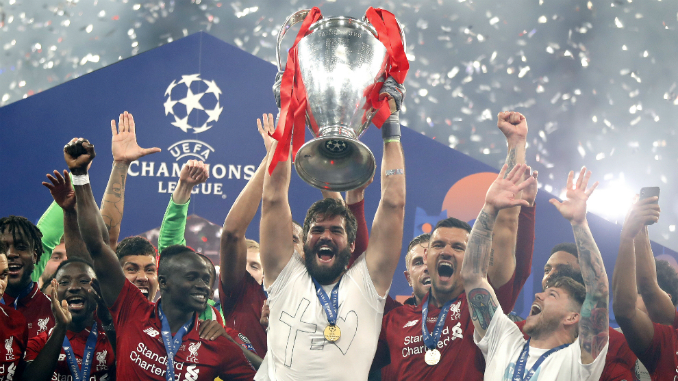 Alisson levanta el trofeo de la Champions League