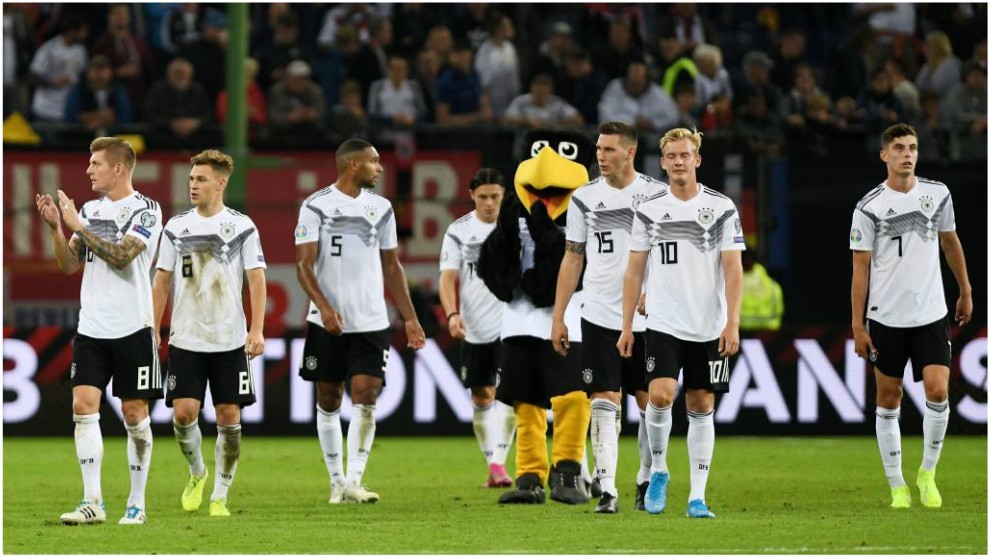Los jugadores de Alemania se marchan cabizbajos tras perder con...