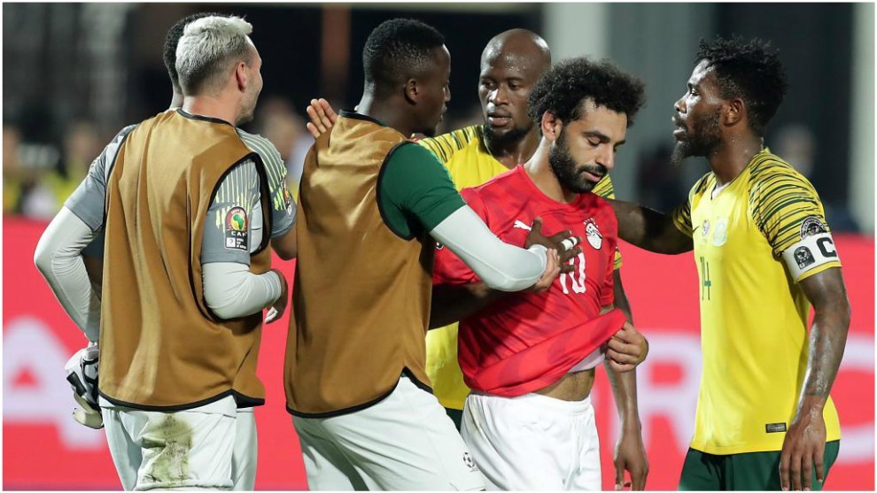Los jugadores de Sudfrica tratan de consolar a Salah.