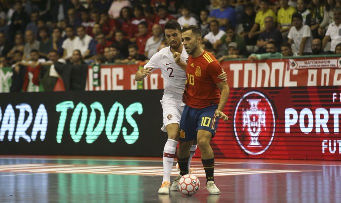 Andr Coelho (26) y Rafa Usn (32) pugnan por un baln.