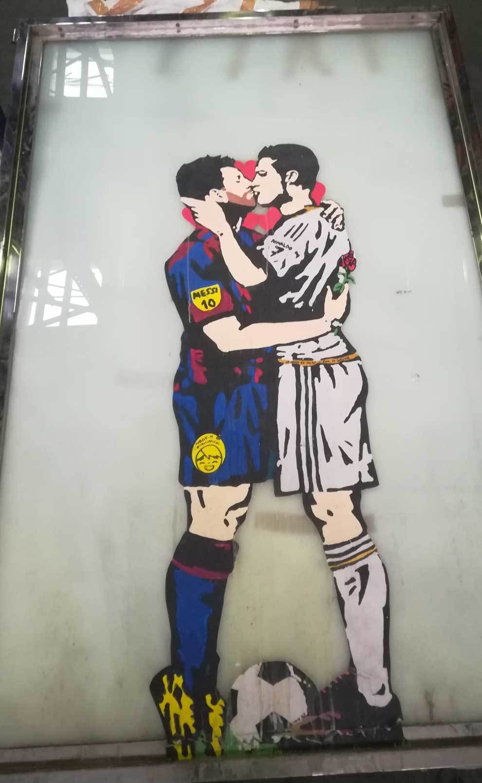&apos;El amor es ciego&apos;, el graffiti del beso en la boca entre Messi y...