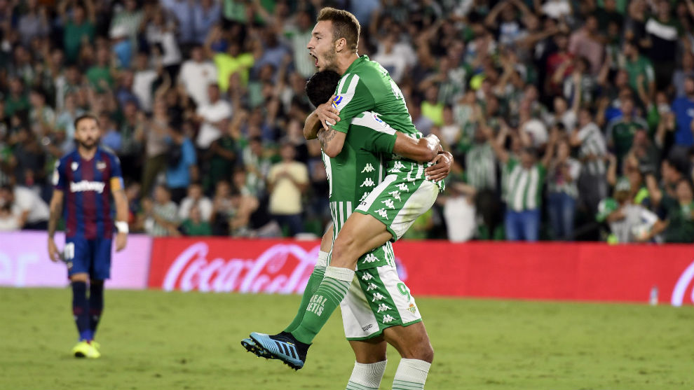 Loren y Borja se abrazan celebrando un gol