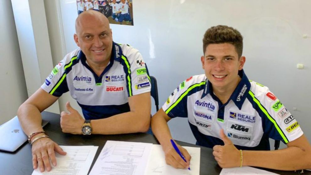 Carlos Tatay firma su nuevo contrato.