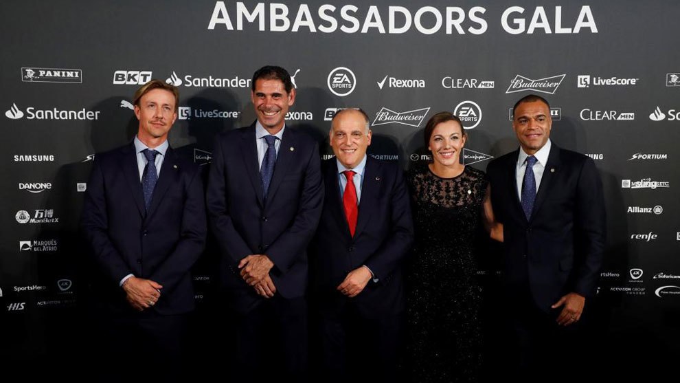 avier Tebas posa con los nuevos embajadores: Guti, Fernando Hierro, Anair Lomba y Denilson.
