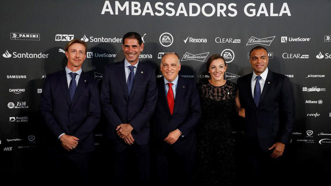 avier Tebas poses alongside the new LaLiga ambassadors: Guti, Fernando...