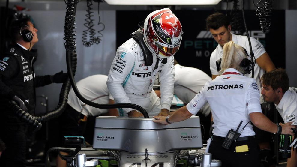 Lewis Hamilton se sube a su Mercedes.