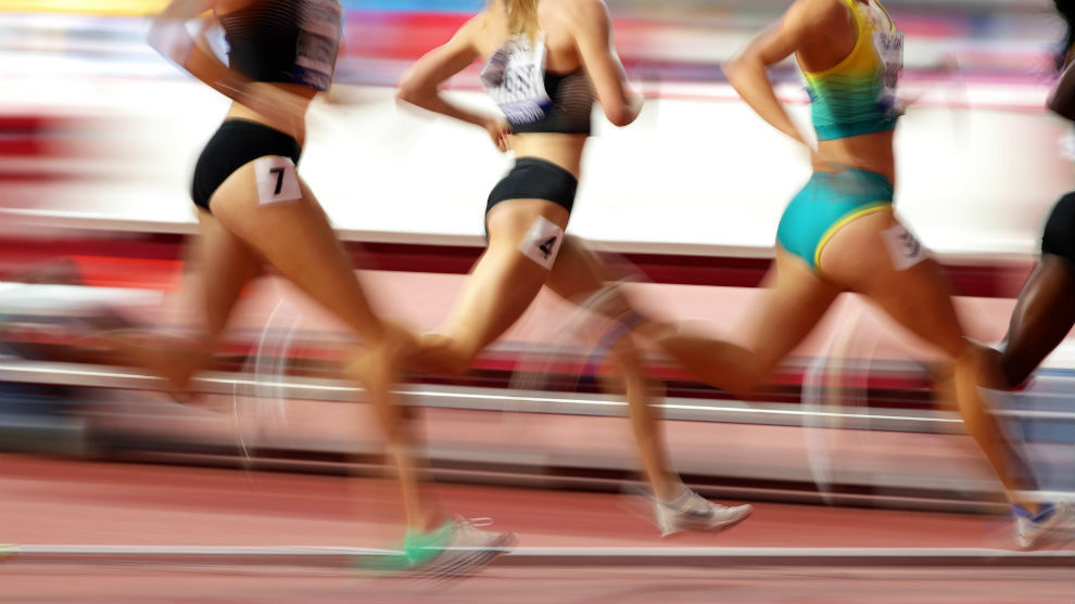 Varias atletas, en las series de los 800 metros femeninos