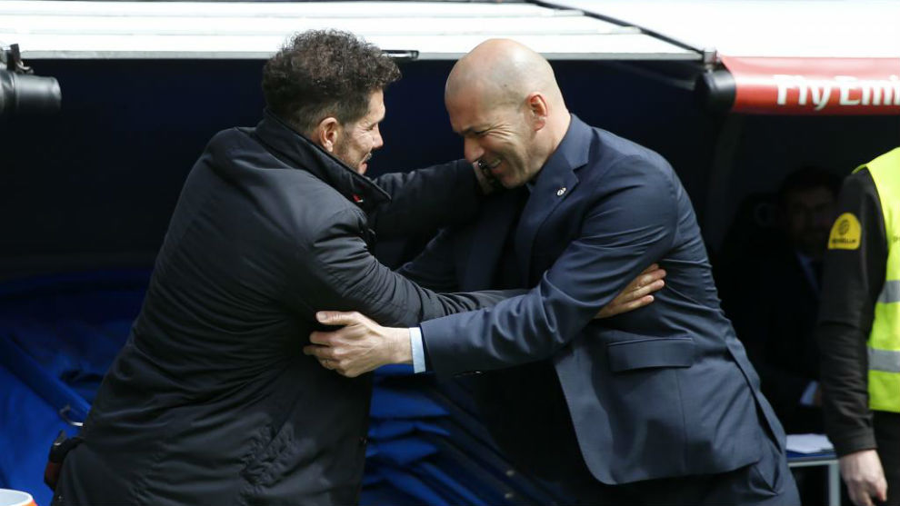 Simeone y Zidane se saludan antes de un derbi en el Bernabu