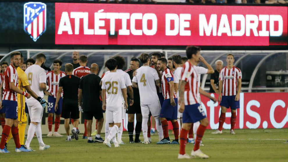 Los jugadores de Madrid y Atltico, durante el derbi de la...