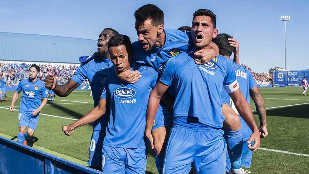 Juanma Marrero y sus compaeros celebran el gol del empate