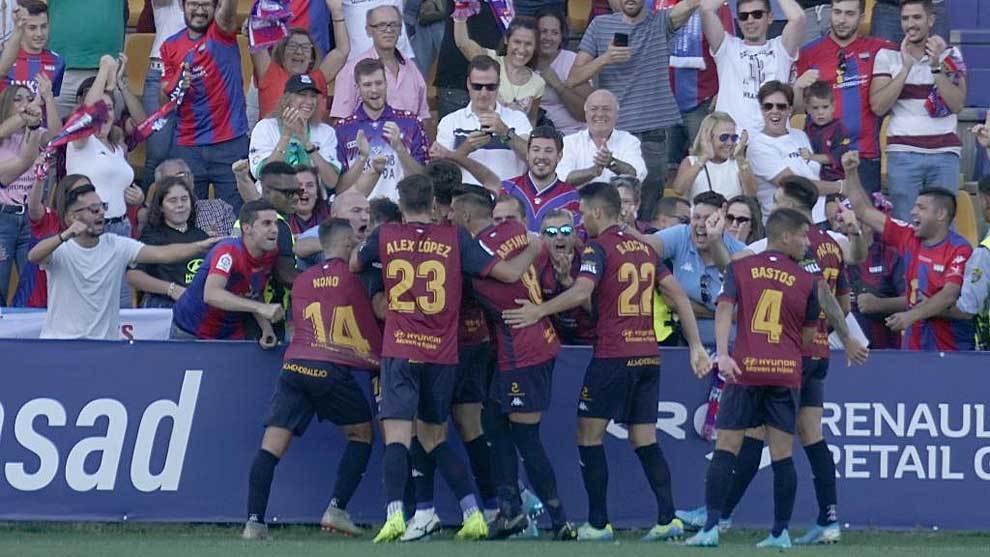 Los jugadores del Extremadura celebran el primer gol en Santo Domingo