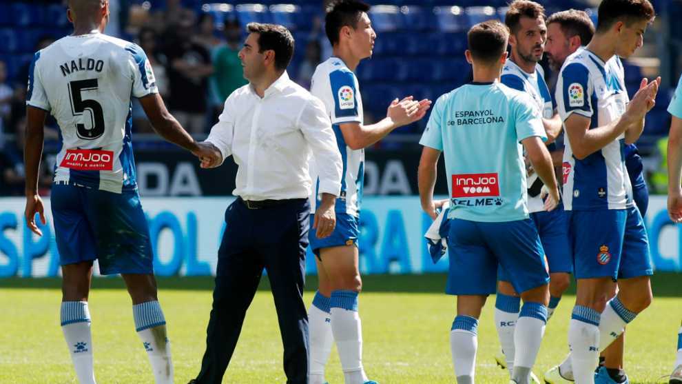 Gallego salud a los jugadores tras el encuentro contra el Valladolid.