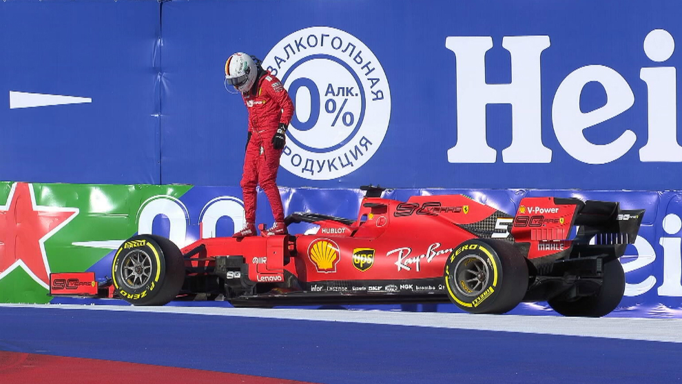 Vettel abandona su monoplaza tras sufrir la avera que le oblig a...