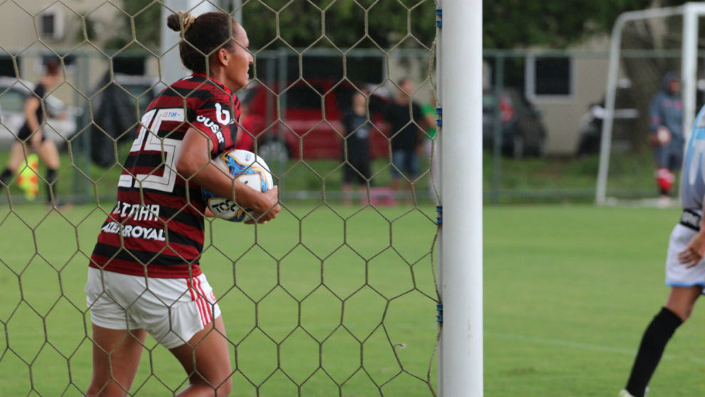 Una jugadora del Flamengo recoge un baln de la portera tras marcar...