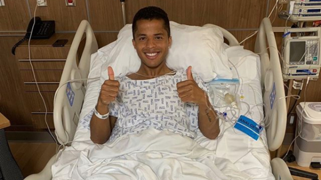 Dos Santos tras pasar la noche en el hospital.