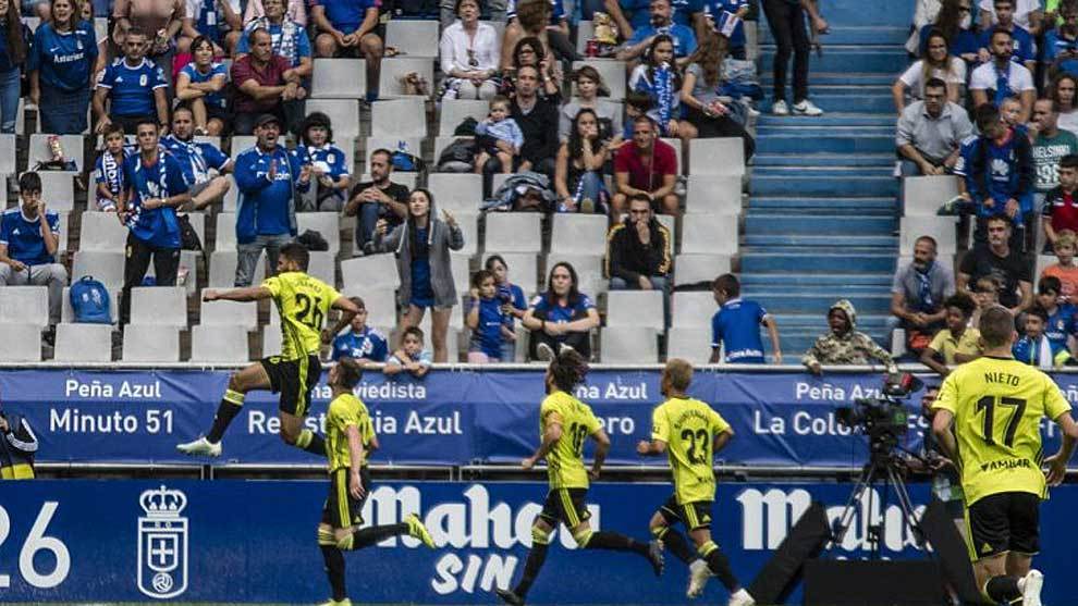 Luis Surez celebra uno de sus dos goles al Oviedo en el Tartiere