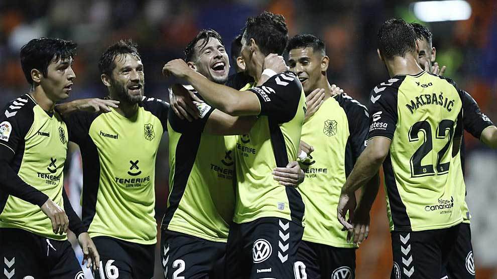 Los jugadores del Tenerife celebran uno de los cuatro goles en el Anxo...