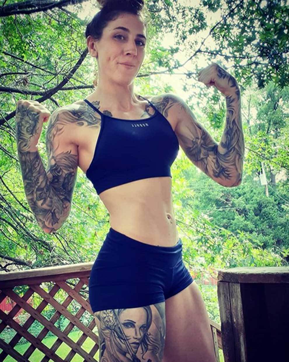 La luchadora australiana Megan Anderson desnuda sus tatuajes antes de la ve...
