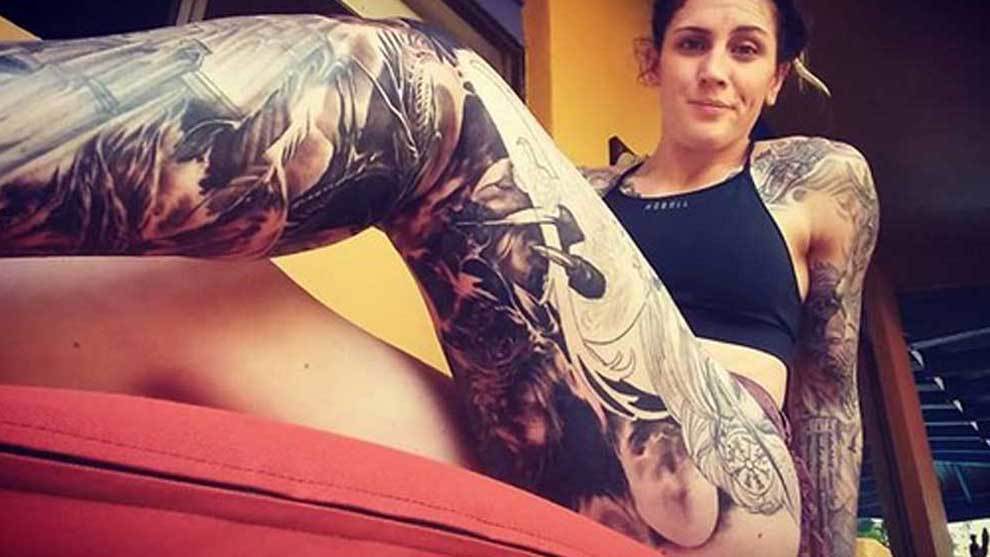 La luchadora australiana Megan Anderson desnuda sus tatuajes antes de...