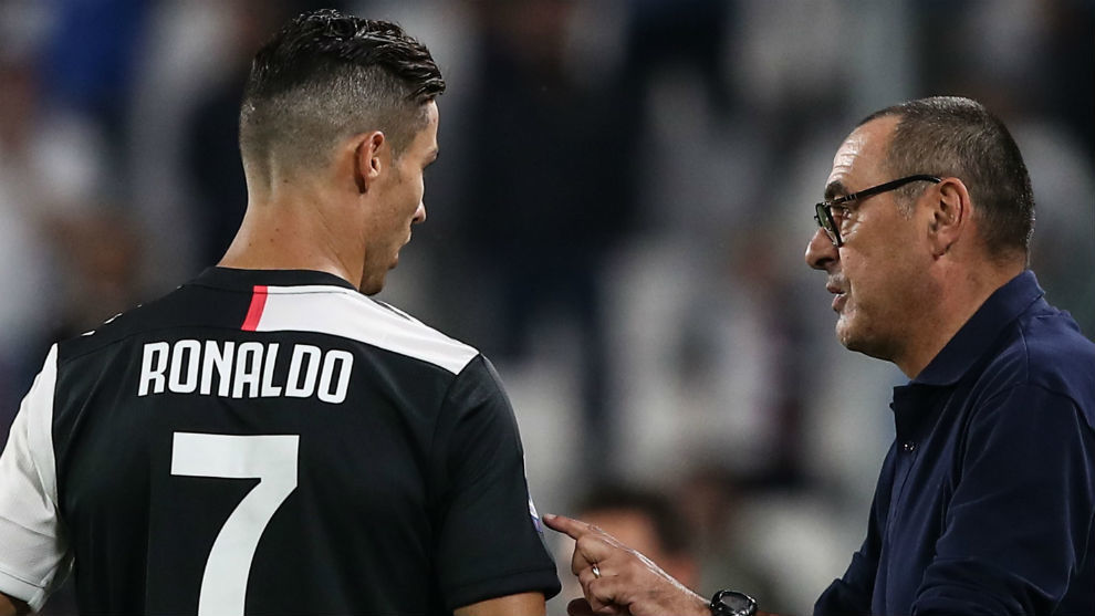 Sarri (60) habla con Cristiano Ronaldo (34).