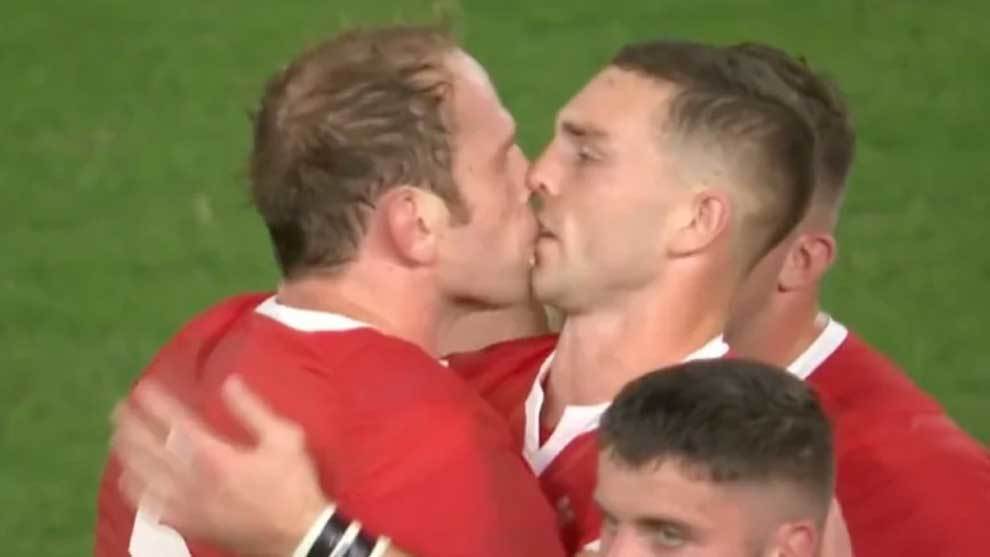 Alun-Wyn Jones y George North celebraron con un beso en la boca el...
