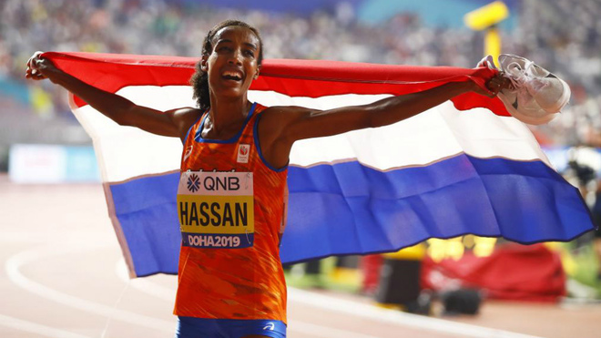 Sifan Hassan celebra su victoria en los 10.000 metros del Mundial de...
