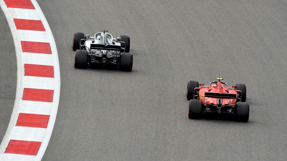 Lewis Hamilton y Charles Leclerc en el GP de Rusia.