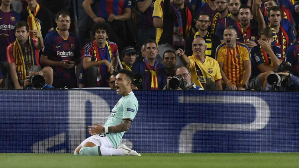Lautaro celebra el gol en el Camp Nou.