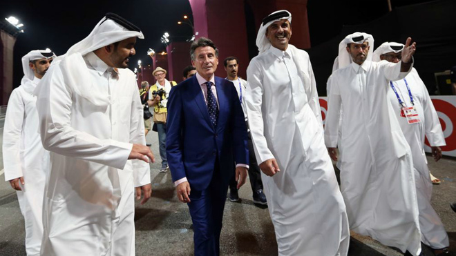 Sebastian Coe pasea por la Corniche con el Emir de Qatar durante la...