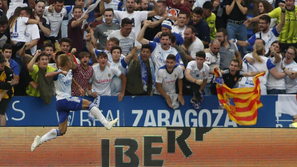 Shinji Kagawa, celebra su gol con los aficionados del Zaragoza frente...