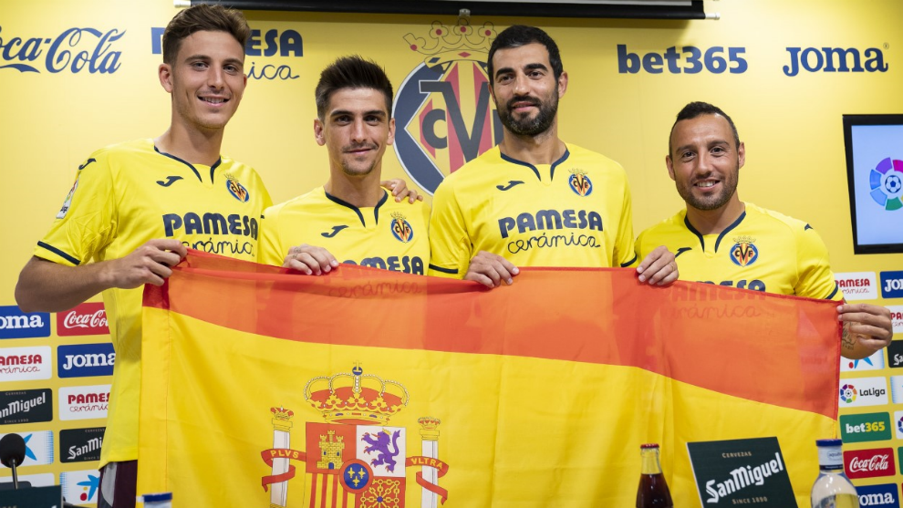 Pau Torres, Gerard, Albiol y Cazorla posan con la bandera espaola.