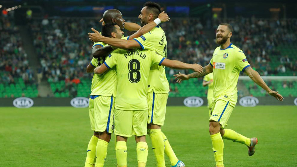 Jugadores del Getafe celebran el gol por la Europa League frente al...